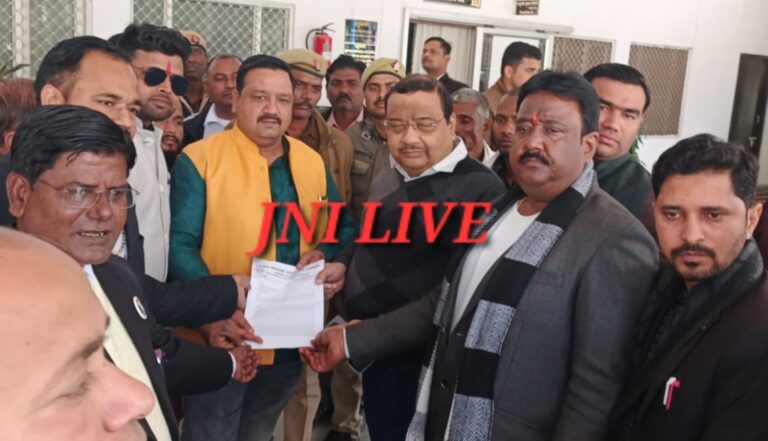 गंगा किनारे तटबंध निर्माण की मांग तेज, डीएम कार्यालय पर सौंपा गया ज्ञापन