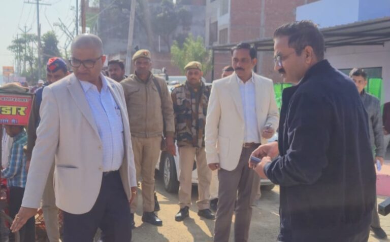 जिलाधिकारी ने सहायक संभागीय परिवहन कार्यालय का किया औचक निरीक्षण