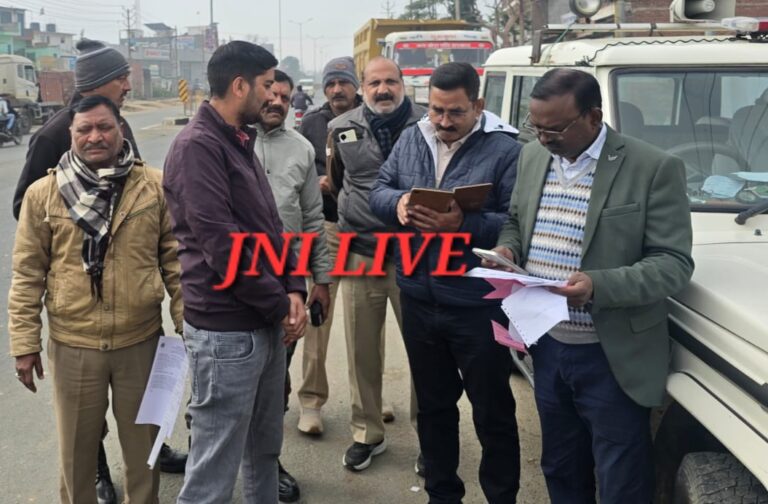 बिना एचएसआरपी व ओवरलोड खनन सामग्री ढोते दो ट्रक सीज