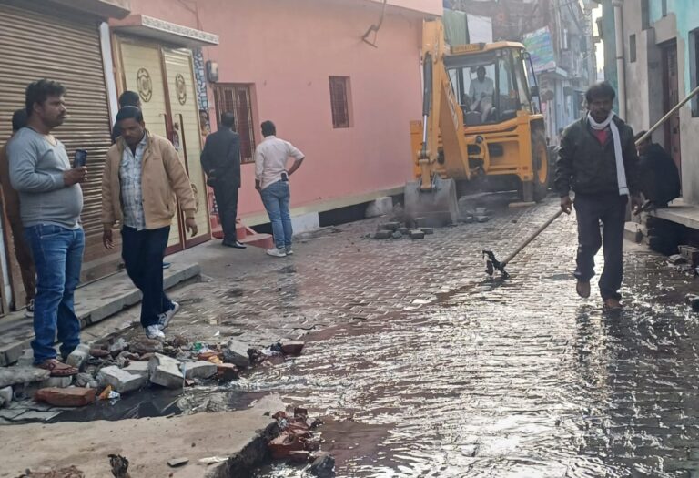 घरों में घुसा पानी, नगर पालिका ने सड़क काटकर कराई निकासी