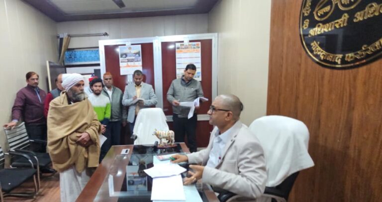 डीएम ने नगर पंचायत मोहम्मदाबाद का किया निरीक्षण, व्यवस्थाओं में सुधार के निर्देश