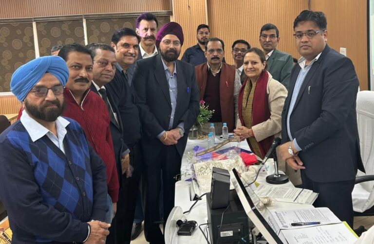 प्रमुख सचिव व कमिश्नर जीएसटी कों सौंपा ज्ञापन