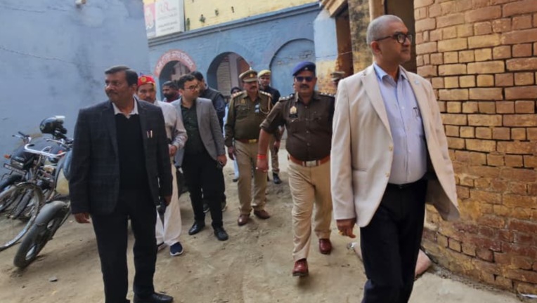 डीएम ने विकासखंड राजेपुर व थाना राजेपुर का किया निरीक्षण, व्यवस्थाएं दुरुस्त करने के दिए निर्देश