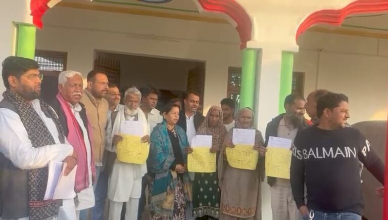 भड़ौसा में सपा नेताओं नें भारी मात्रा में पकड़े फर्जी फॉर्म-7