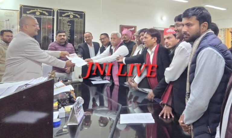 एसआईआर में फर्जीबाड़े की शिकायत को लेकर सपा ने डीएम को सौंपा ज्ञापन