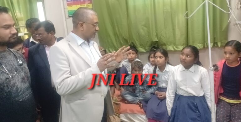 पेट में कीड़ो की दवा खाने से एक सैंकड़ा छात्रो की हालत खराब , भर्ती