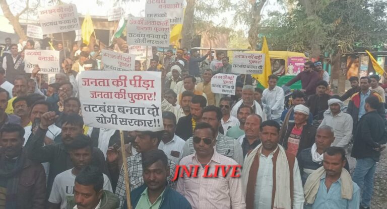 गंगा तटबंध निर्माण की मांग को लेकर तहसीलदार को सौंपा ज्ञापन