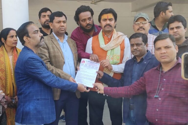 मानदेय भुगतान में देरी पर एनएचएम संघ का प्रदर्शन, डीएम व सीएमओ को सौंपा ज्ञापन