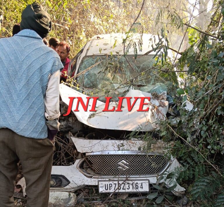 कार खम्भे से टकराई कार, युवक की मौत