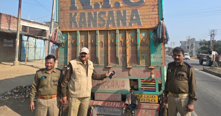 ओवरलोडिंग पर कड़ा प्रहार: 2 ट्रक सीज, 3 वाहन रिफ्लेक्टिव टेप न होने पर पकड़े गए