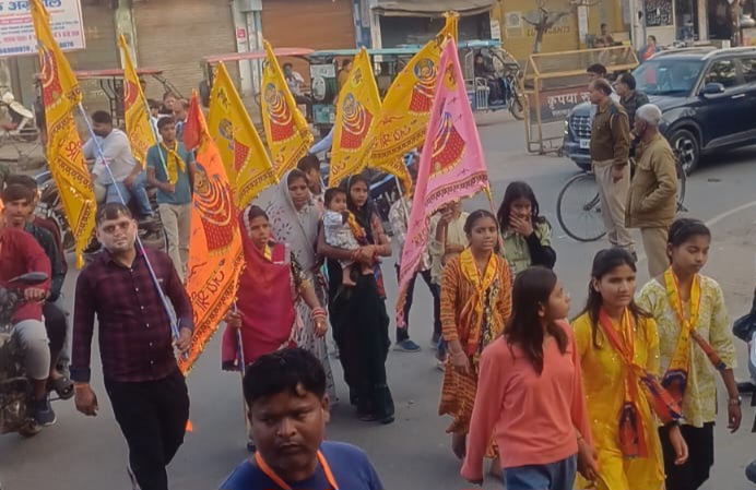 भगवान खाटू श्याम की निशान यात्रा में पुष्प वर्षा