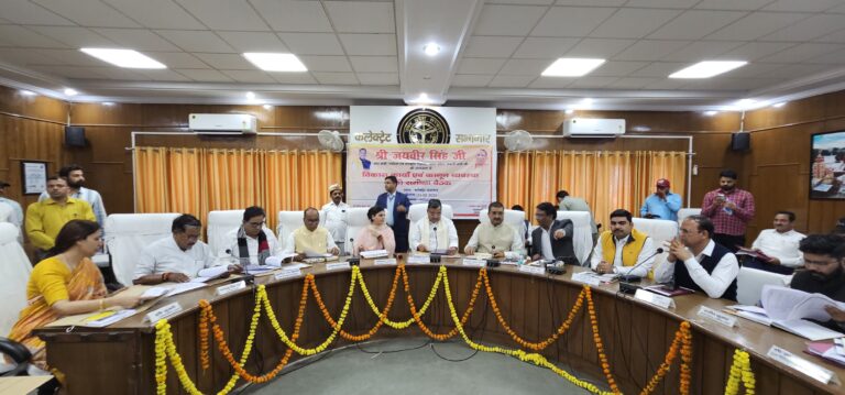 विकास व कानून व्यवस्था की समीक्षा, लाभार्थियों को सौगातें