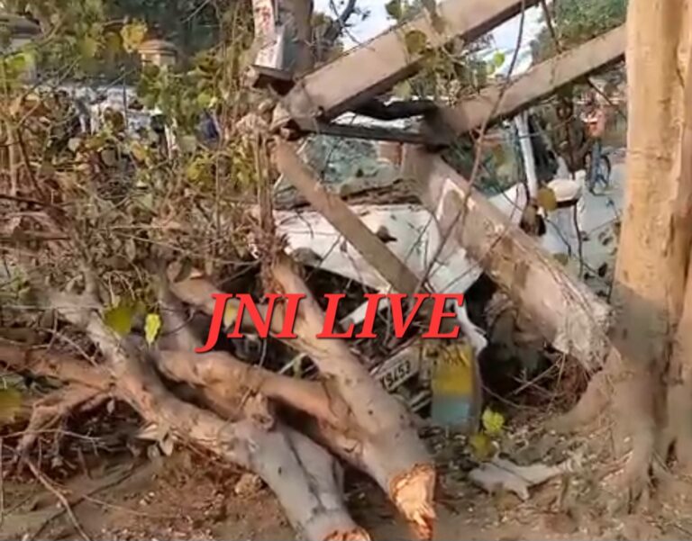 खम्भे से टकराई अनियंत्रित कार, दो गंभीर, देखें वीडियो