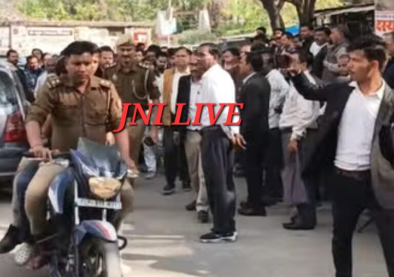 फतेहगढ़ कचहरी में अधिवक्ता के चेम्बर में तमंचा लेकर घुसा युवक, मारपीट से मचा हड़कंप