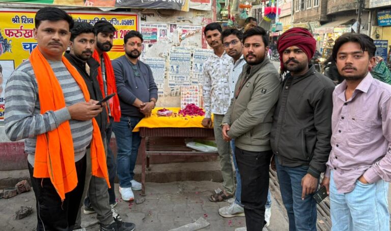 पुलवामा हमले के शहीदो कों दी श्रद्धांजलि