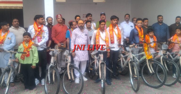 ब्राह्मण समाज के होली मिलन में छात्रों को साइकिल वितरण, दरोगा भर्ती के प्रश्न पर विरोध