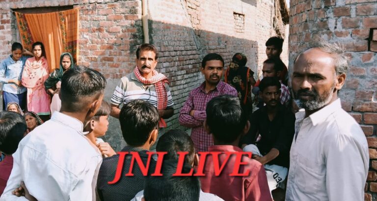 खाना बनाते समय लगी आग, तीन छप्पर जलकर राख