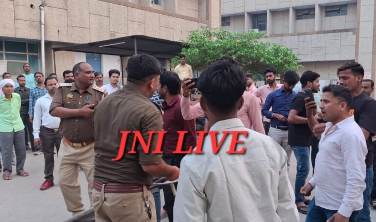 तेज रफ्तार डीसीएम ने बाइक को कुचला, दो मौसेरे भाइयों की मौत