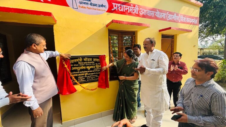 डीएम नें व्लॉक कार्यालय का निरीक्षण कर योजनाओं के क्रियान्वयन को जाना