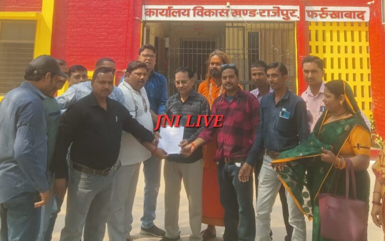 मानदेय व ईपीएफ भुगतान न होने पर मनरेगा कर्मियों का प्रदर्शन