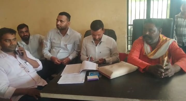 अधिकारियों की देखरेख में निर्विरोध हुआ कोटेदार का चयन