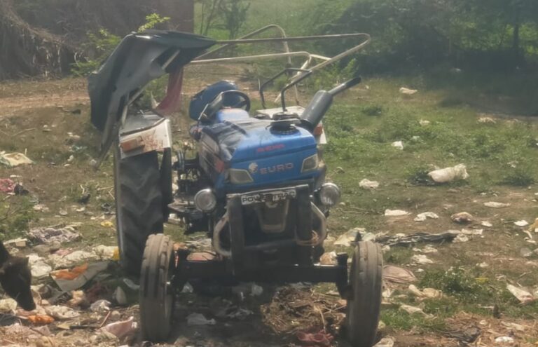 सड़क किनारे पड़ी गिट्टी-मौरंग से ट्रैक्टर-ट्रॉली पलटी, पल्लेदार की मौत, चालक घायल