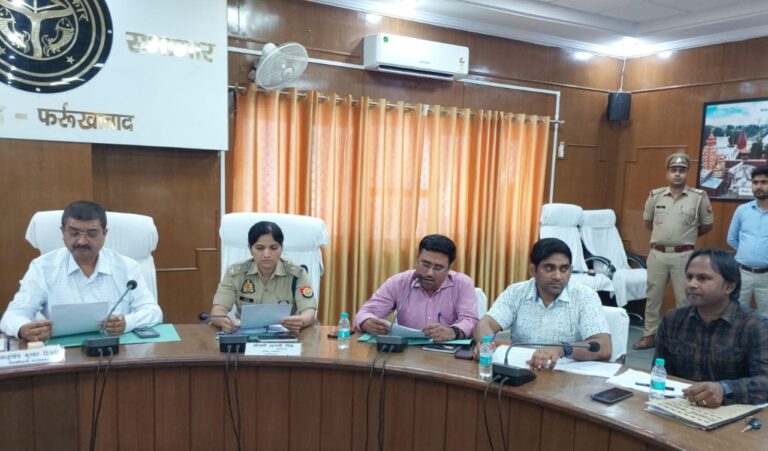 डीएम ने गैस एजेंसी व पेट्रोल पंप संचालकों को सख्त निर्देश, जमाखोरी व घटतौली पर होगी कार्रवाई