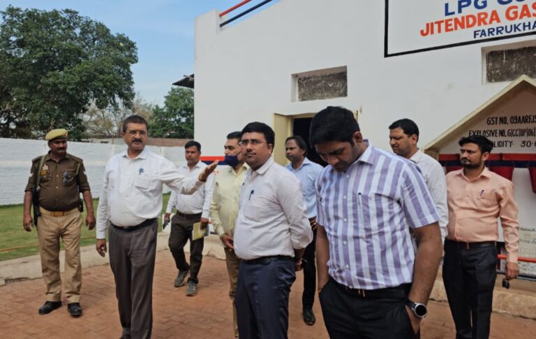 डीएम-एसपी ने गैस एजेंसियों व पेट्रोल पंप का किया औचक निरीक्षण