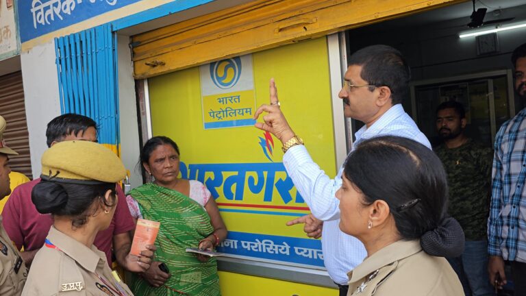 गैस एजेंसी का डीएम-एसपी नें किया औचक निरीक्षण, समयबद्ध आपूर्ति के दिए निर्देश