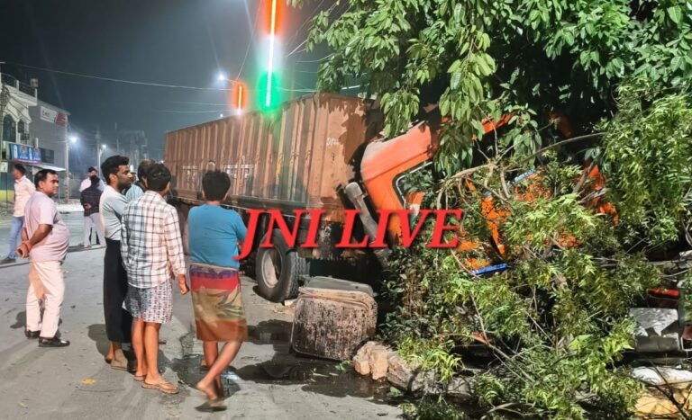 डंप्पर नें तीन बाइक सबारों को कुचला, तीनों युवकों की मौत