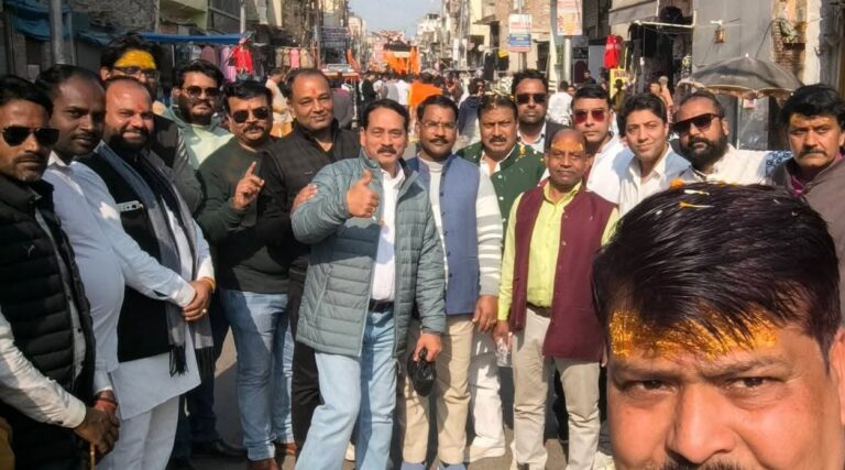 रेलवे रोड़ का हार्डमिक्स निर्माण शुरू, व्यापार मंडल नें जतायी खुशी