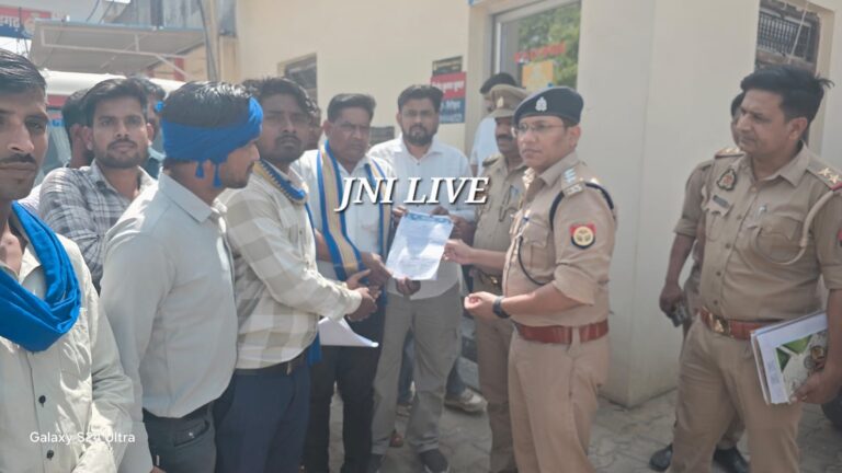 प्रतिमा पुनर्स्थापन को लेकर मोहम्मदाबाद में बढ़ी हलचल, अधिकारियों को सौंपा ज्ञापन