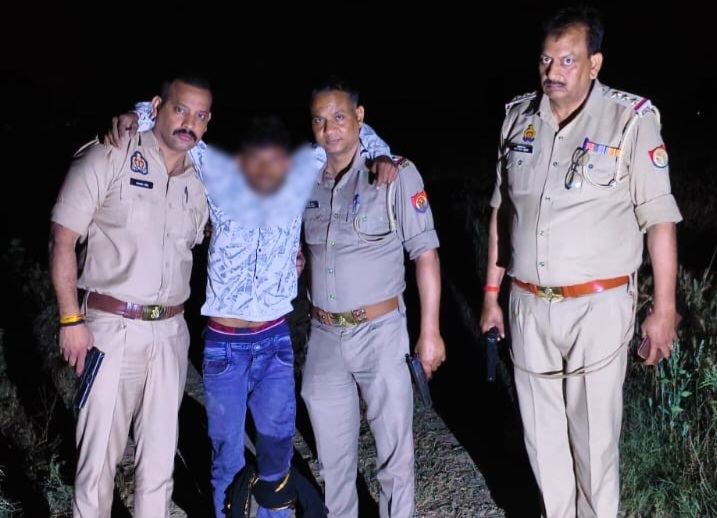 लुटेरे ने पुलिस टीम पर चलायी गोली, जवाबी कार्रवाई में बदमाश व सिपाही के लगी गोली