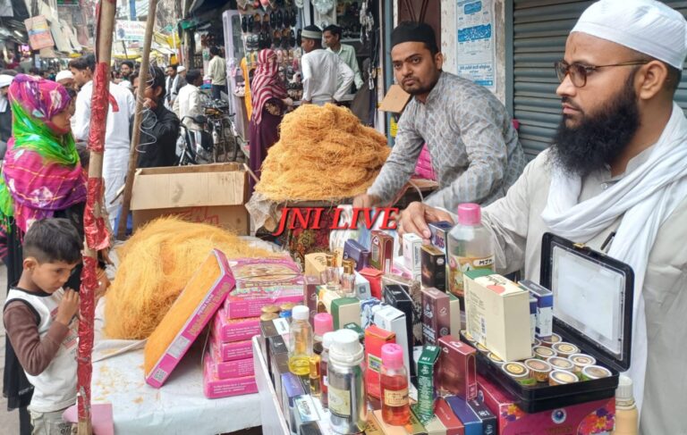 ईद की चमक से बाजार गुलजार, उमड़ी भीड़