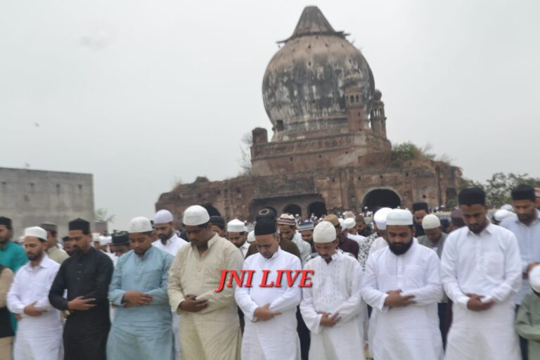 कड़ी सुरक्षा के बीच अदा हुई ईद की नमाज, सच्चाई पर चलने का संदेश