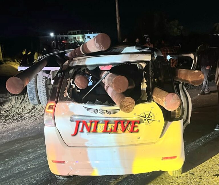 बिजली पोल कार में घुसे, मासूम बच्ची की मौत, माँ-बाप सहित चार घायल