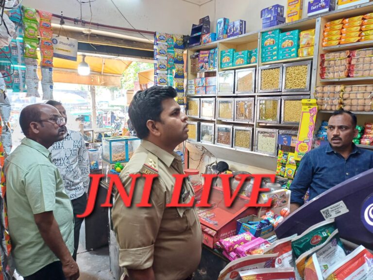 पुलिस चौकी के सामने दुकान में चोरी, तीसरी मंजिल से घुसे चोर