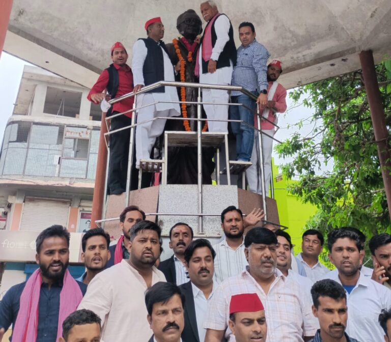 सपा नें जयंती पर लोहिया को किया याद, मूर्ति पर माल्यार्पण