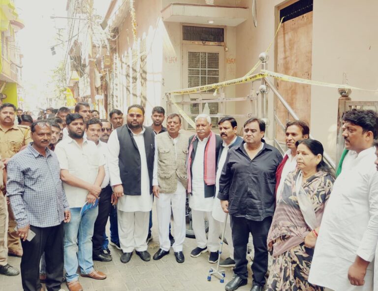 पूर्व विधायक विजय सिंह के परिवार से मिला सपा प्रतिनिधिमंडल,पुलिस कार्रवाई पर उठाए सवाल