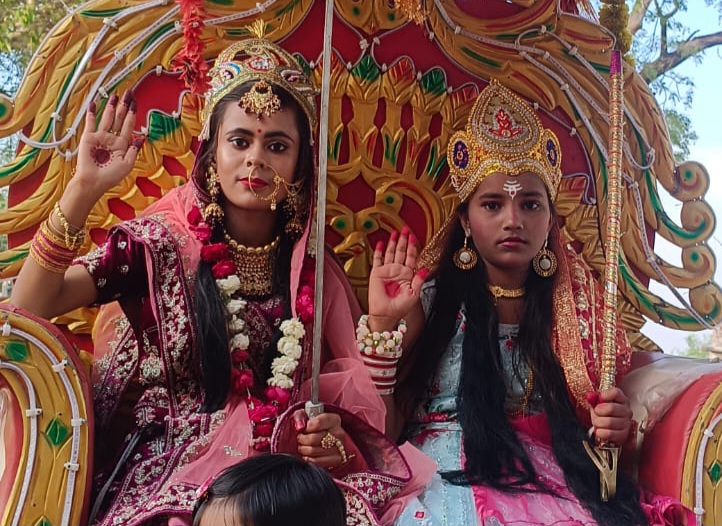 कमालगंज में माता रानी की भव्य शोभायात्रा, जयकारों से गूंजा क्षेत्र