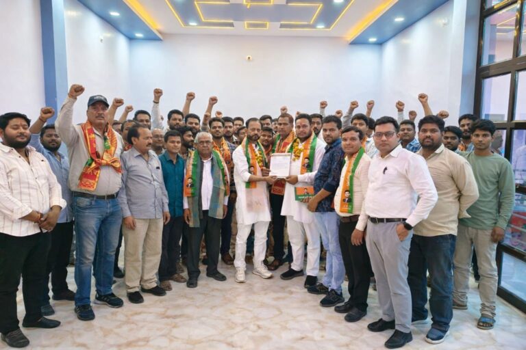 भाजपा को झटका: सैकड़ों ब्राह्मणों ने थामा राष्ट्रवादी नवनिर्माण दल का दामन