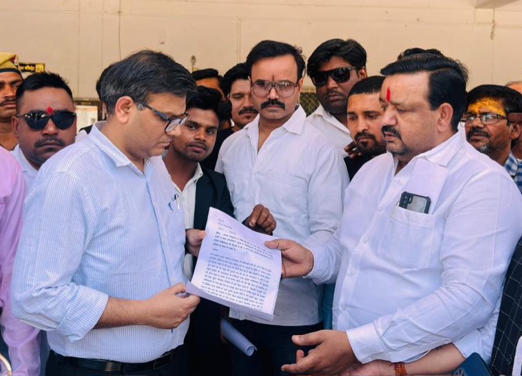 निजी स्कूलों की मनमानी के खिलाफ गरजे अभिभावक, 3 दिन का अल्टीमेटम