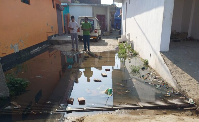 नाली बंद होने से जलभराव, ग्रामीणों ने पुलिस से की शिकायत