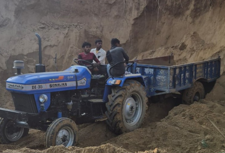 अवैध खनन पर प्रशासन का शिकंजा, ट्रैक्टर-ट्रॉली जब्त