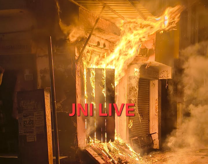 शॉर्ट सर्किट से दुकान में लगी आग, हजारों का नुकसान