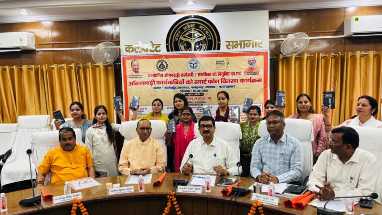 आंगनबाड़ी कार्यकत्रियों को नियुक्ति पत्र व स्मार्टफोन वितरित