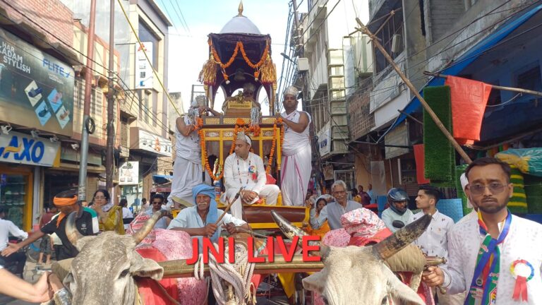जयकारों से गूंजा शहर, महावीर स्वामी की भव्य शोभायात्रा निकली