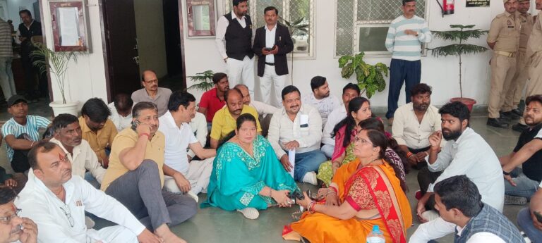 प्राइवेट स्कूलों की मनमानी के खिलाफ फूटा गुस्सा, कलेक्ट्रेट पर धरना