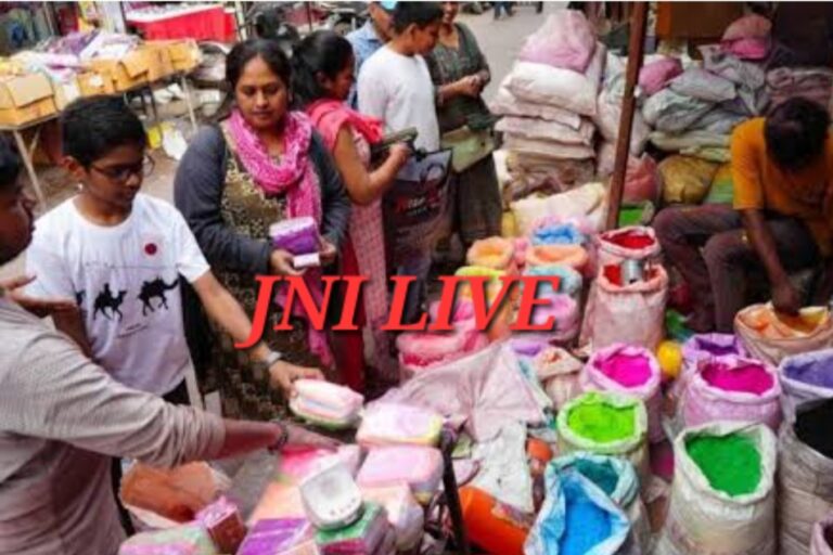 होली पर बाजार में भीड़ का दबाव, उमड़े खरीददार