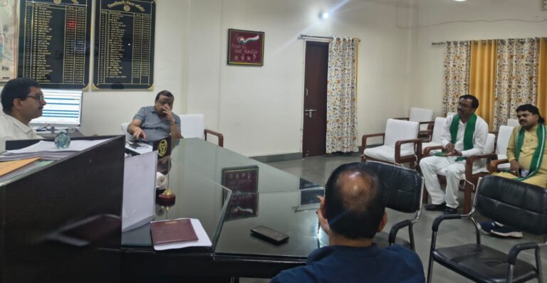 आलू मंडी में किसानों की लूट पर भाकियू टिकैत का हल्ला, डीएम से शिकायत के बाद खुली बोली के आदेश